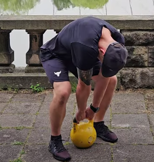 kettlebell deadlift  zaokraglenie pleców